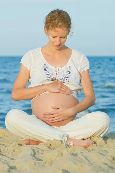 해변에 임신한 여자 — 스톡 사진