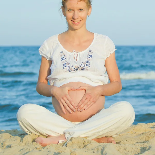 Schwangere am Strand — Stockfoto