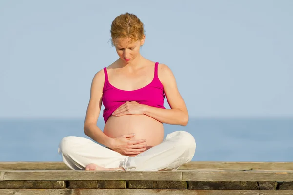 Pregnant woman on beach — Stock Photo, Image