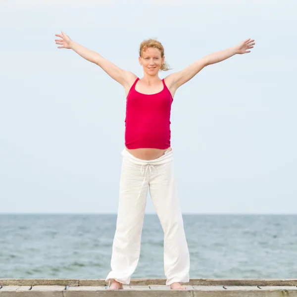 Kobieta w ciąży na plaży — Zdjęcie stockowe