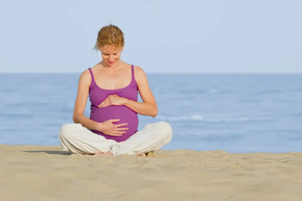 孕妇在海滩上 — 图库照片