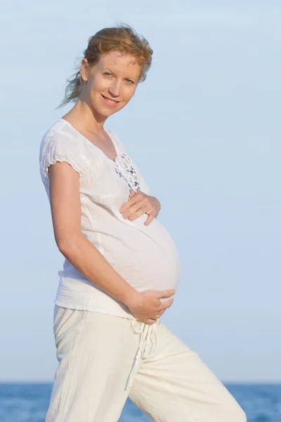 Sahilde hamile kadın — Stok fotoğraf