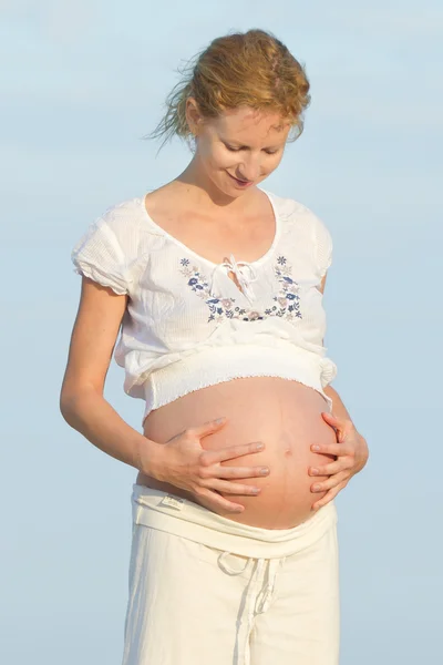 Zwangere vrouw op strand — Stockfoto