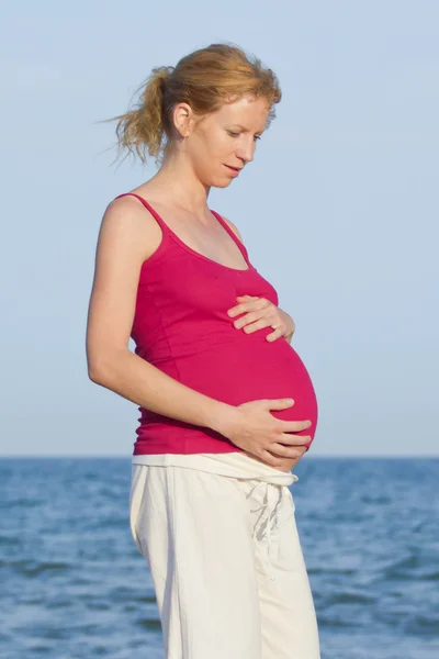 Femme enceinte sur la plage — Photo