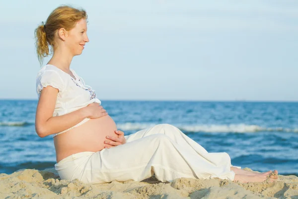 Mujer embarazada en la playa Imágenes De Stock Sin Royalties Gratis