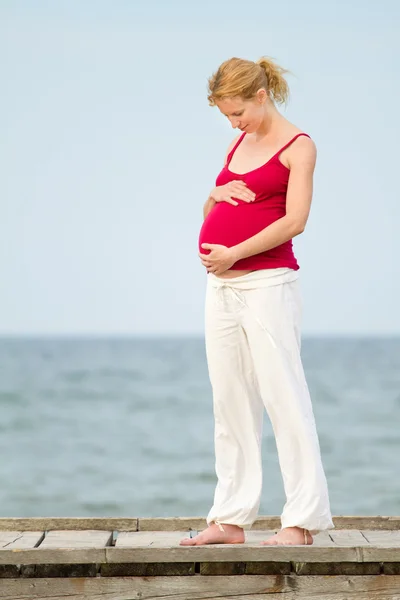 Mujer embarazada en la playa Imagen De Stock