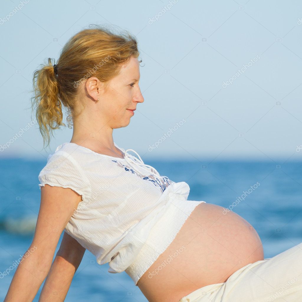 Schwangere am Strand Stockfotografie lizenzfreie Fotos © kubais