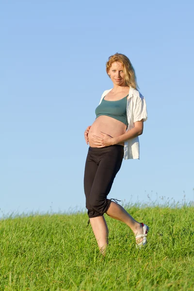 Schwangere auf Wiese — Stockfoto