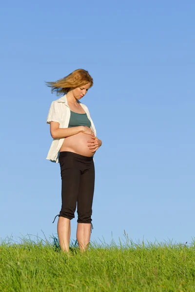 Zwangere vrouw op weide — Stockfoto