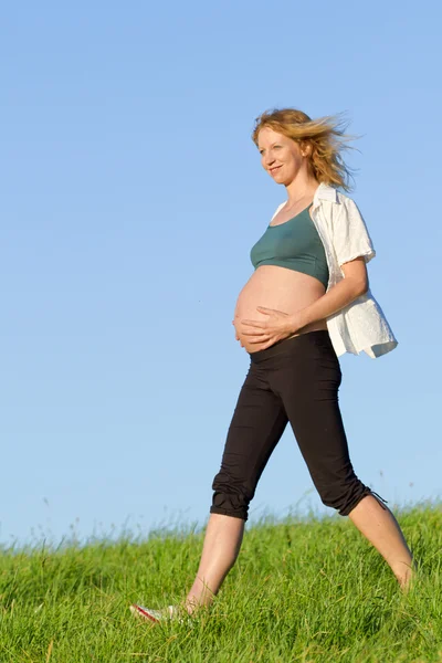 Kobieta w ciąży na łące — Zdjęcie stockowe