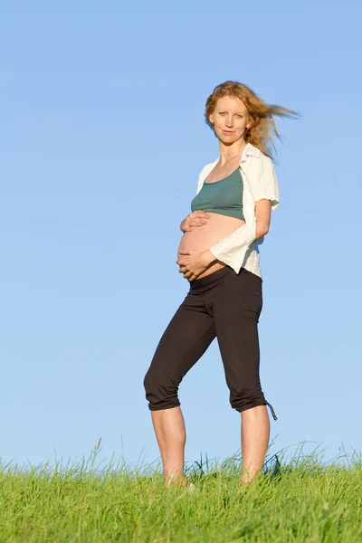 Gravid kvinna på äng — Stockfoto