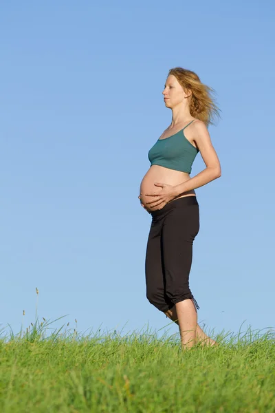 초원에 임신한 여자 — Stock Fotó