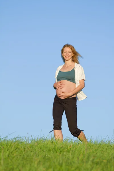 孕妇在草甸上 — 图库照片