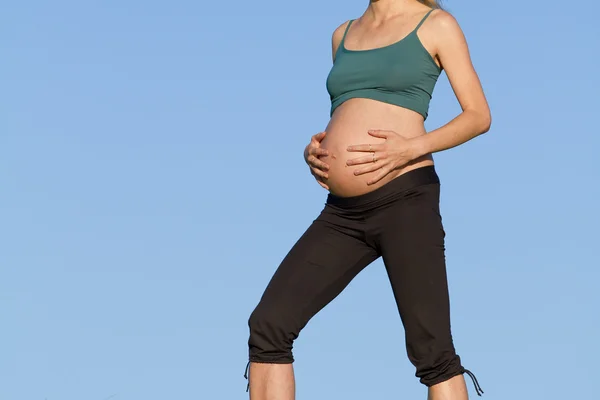 Mujer embarazada en el prado — Foto de Stock