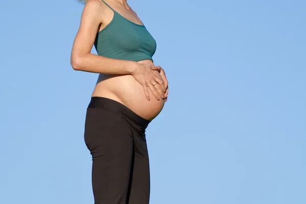 Mulher grávida no prado — Fotografia de Stock