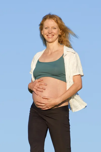 Schwangere auf Wiese — Stockfoto