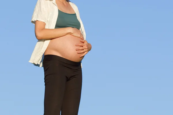 Έγκυος γυναίκα σε Λιβάδι — Φωτογραφία Αρχείου