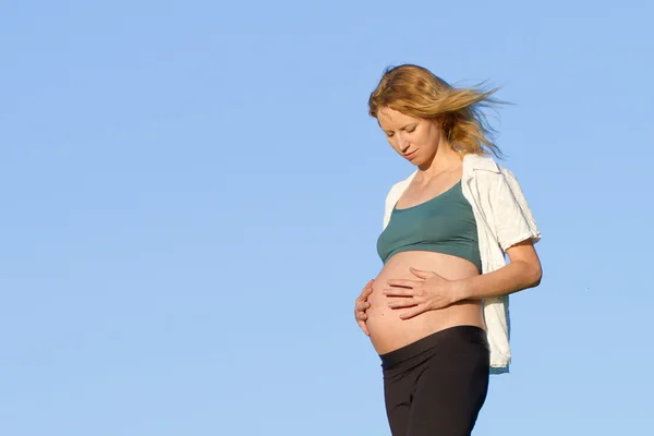 Zwangere vrouw op weide — Stockfoto