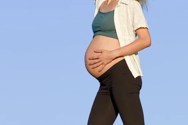 草原に妊娠中の女性 — ストック写真