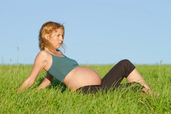 孕妇在草甸上 — 图库照片#