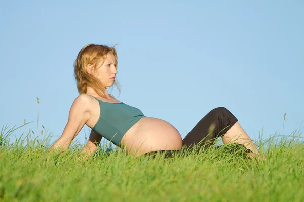 孕妇在草甸上 — 图库照片#