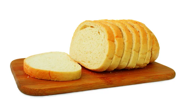 Нарезанный белый хлеб на деревянной доске — стоковое фото