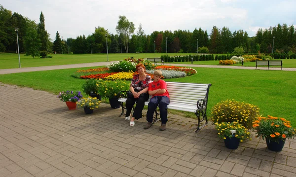 Mor och son i parken — Stockfoto