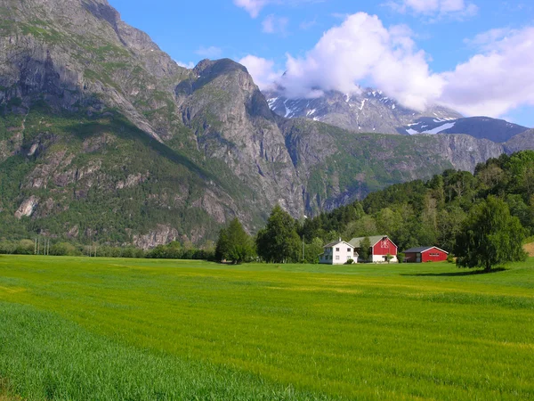 Hermoso paisaje de montaña de Noruega — Foto de Stock