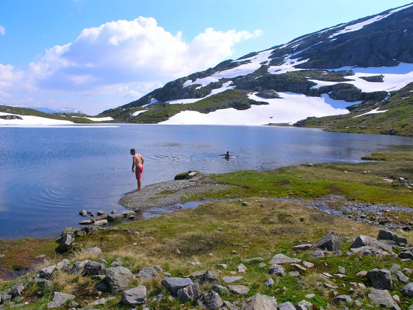 Lago nas montanhas norueguesas — Fotografia de Stock