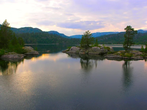 Göl Norveç dağlarında — Stok fotoğraf