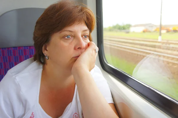 kadın tren penceresine arıyor