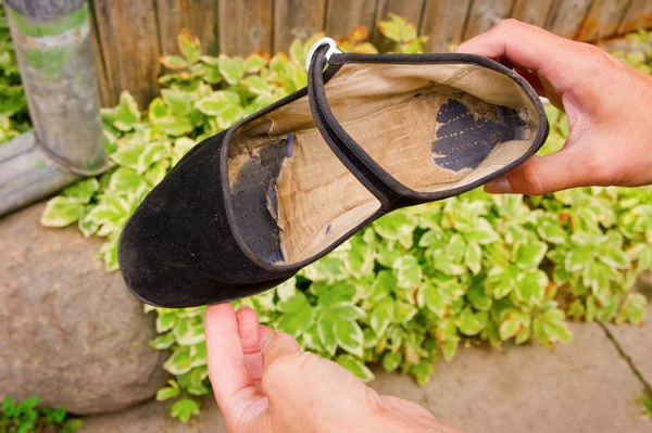 Yaşlı kadın ayakkabı zarar