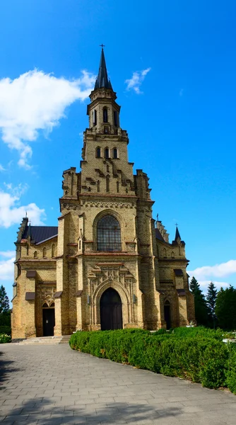Katolikus templom, gyönyörű helyen — Stock Fotó