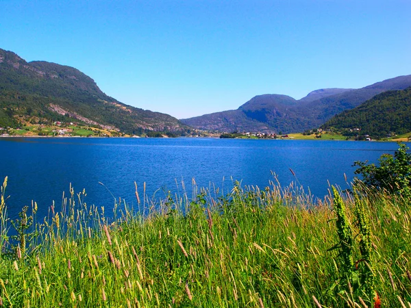 Lago nelle montagne norvegesi — Foto Stock