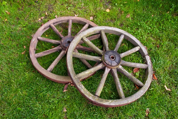Два старых колеса — стоковое фото