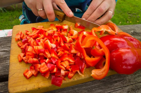 Vorbereitung von vegetarischem Salat — Stockfoto