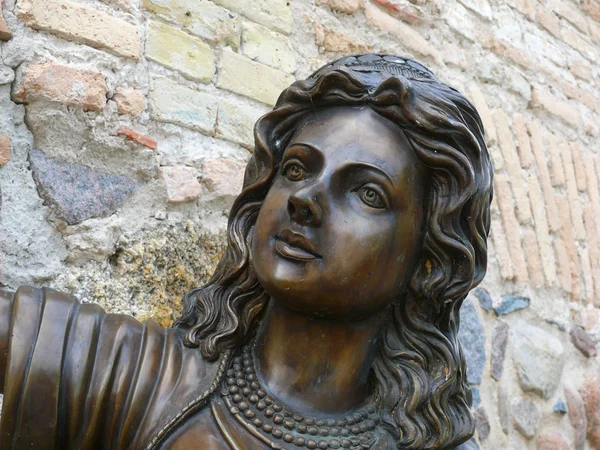 Vecchia statua di una donna in lutto — Foto Stock