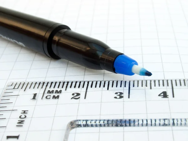 Pen, liniaal en notebook — Stockfoto