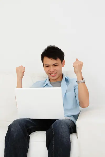 Dizüstü bilgisayar ile heyecanlı adam — Stok fotoğraf