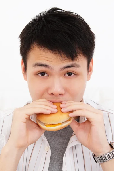 Homem comendo um hambúrguer — Fotografia de Stock