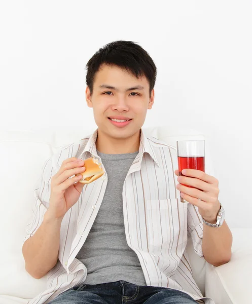 Hombre con hamburguesa y bebida —  Fotos de Stock
