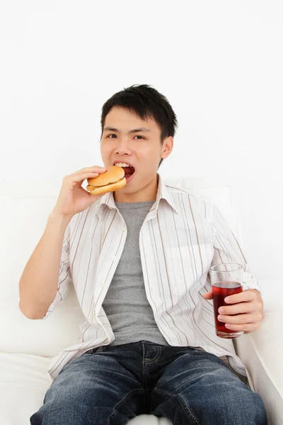 Hombre comiendo hamburguesa — Foto de Stock