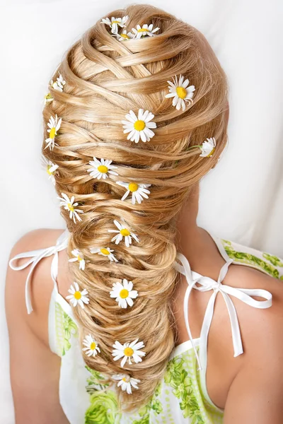 Camomiles in hair — Stock Photo, Image