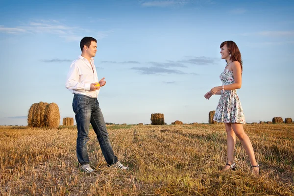 Gift par i fältet i närheten — Stockfoto