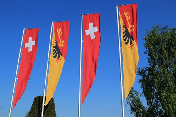 Ελβετικό και Γενεύη καντονίου σημαίες — Φωτογραφία Αρχείου