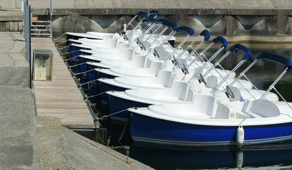 Лінія педальних човнів — стокове фото