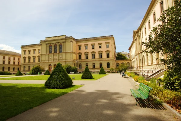 Πανεπιστήμιο της Γενεύης κτίριο στο πάρκο προμαχώνες, Ελβετία. — Φωτογραφία Αρχείου