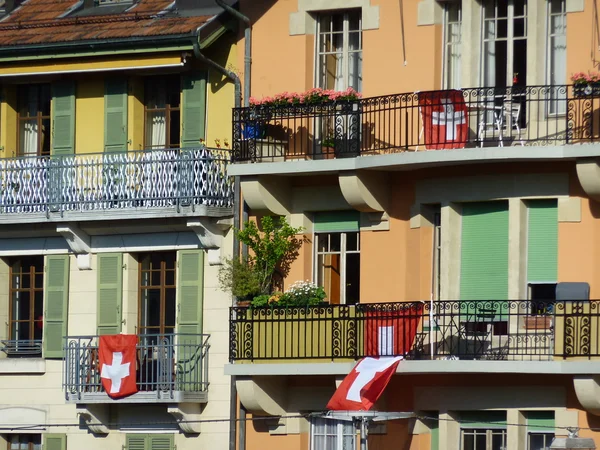 ธงสวิสบนตึก เจนีวา สวิตเซอร์แลนด์ — ภาพถ่ายสต็อก