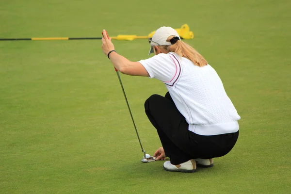 Kadın golfer poz topu — Stok fotoğraf