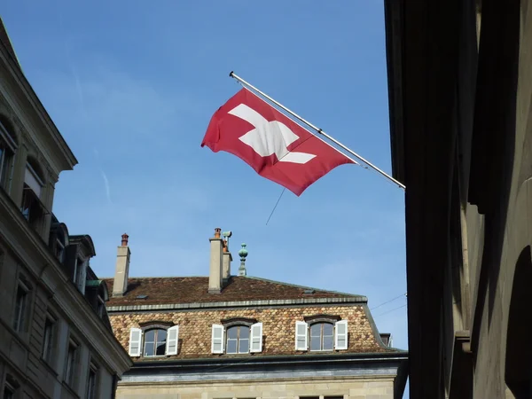 오래 된 도시, 제네바에서에서 스위스 국기 — 스톡 사진